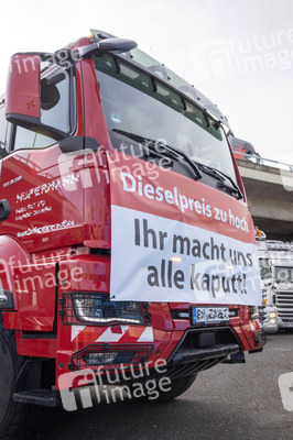 Lkw-Fahrer demonstrieren gegen hohe Spritpreise in Köln