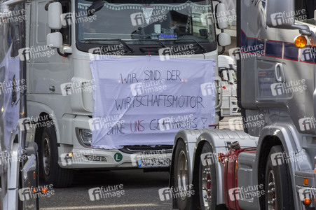 Lkw-Fahrer demonstrieren gegen hohe Spritpreise in Köln