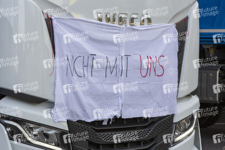 Lkw-Fahrer demonstrieren gegen hohe Spritpreise in Köln