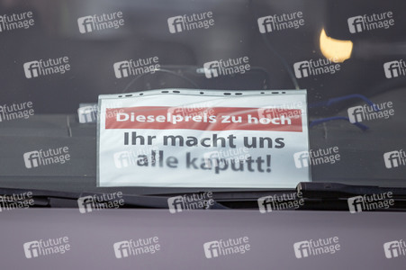 Lkw-Fahrer demonstrieren gegen hohe Spritpreise in Köln