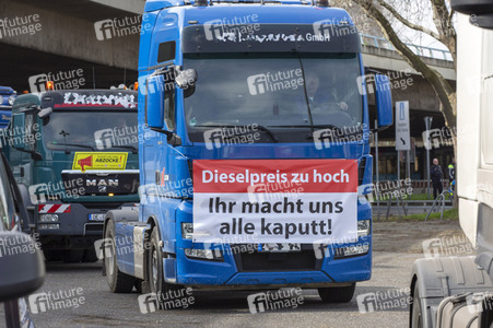 Lkw-Fahrer demonstrieren gegen hohe Spritpreise in Köln