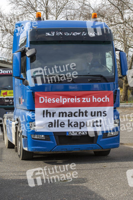 Lkw-Fahrer demonstrieren gegen hohe Spritpreise in Köln