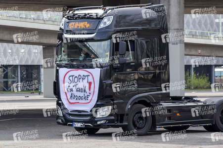 Lkw-Fahrer demonstrieren gegen hohe Spritpreise in Köln
