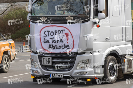 Lkw-Fahrer demonstrieren gegen hohe Spritpreise in Köln