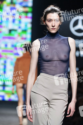 Otrura Fashion Show auf der 75. Mercedes-Benz Fashion Week Madrid