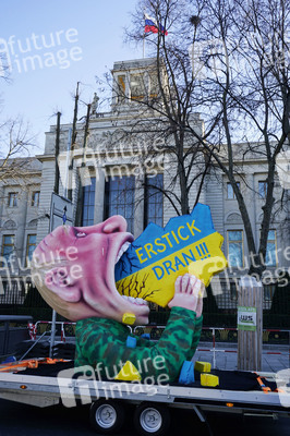 Ukraine-Solidaritätsaktion mit der Putin-Plastik von Jaques Tilly in Berlin