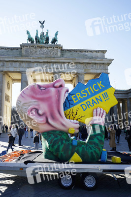 Ukraine-Solidaritätsaktion mit der Putin-Plastik von Jaques Tilly in Berlin