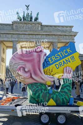 Ukraine-Solidaritätsaktion mit der Putin-Plastik von Jaques Tilly in Berlin