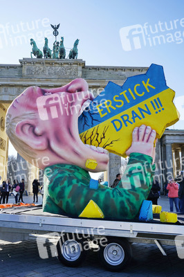 Ukraine-Solidaritätsaktion mit der Putin-Plastik von Jaques Tilly in Berlin