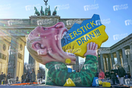 Ukraine-Solidaritätsaktion mit der Putin-Plastik von Jaques Tilly in Berlin