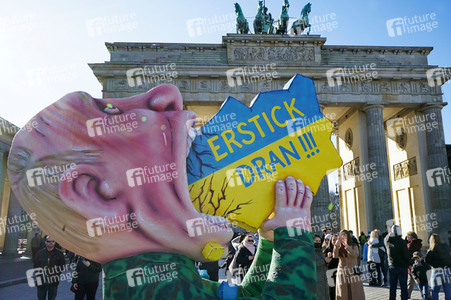 Ukraine-Solidaritätsaktion mit der Putin-Plastik von Jaques Tilly in Berlin