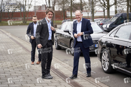 Stephan Weil besucht Unterkünfte für ukrainische Flüchtlinge in Hannover