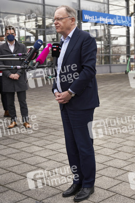 Stephan Weil besucht Unterkünfte für ukrainische Flüchtlinge in Hannover