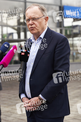 Stephan Weil besucht Unterkünfte für ukrainische Flüchtlinge in Hannover