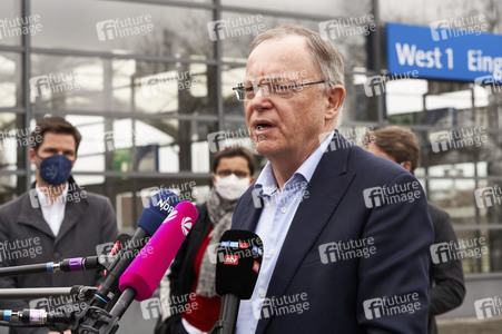 Stephan Weil besucht Unterkünfte für ukrainische Flüchtlinge in Hannover