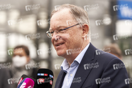 Stephan Weil besucht Unterkünfte für ukrainische Flüchtlinge in Hannover