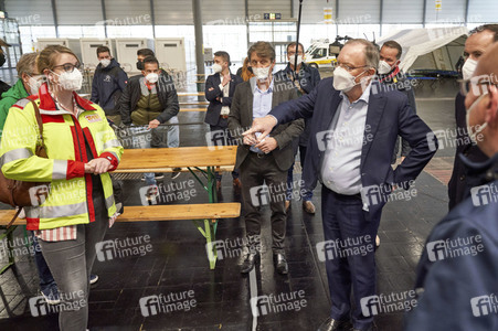 Stephan Weil besucht Unterkünfte für ukrainische Flüchtlinge in Hannover