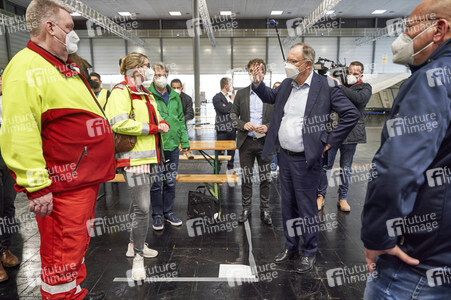 Stephan Weil besucht Unterkünfte für ukrainische Flüchtlinge in Hannover