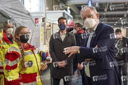 Stephan Weil besucht Unterkünfte für ukrainische Flüchtlinge in Hannover