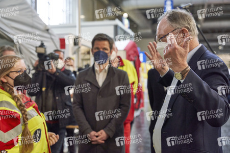 Stephan Weil besucht Unterkünfte für ukrainische Flüchtlinge in Hannover