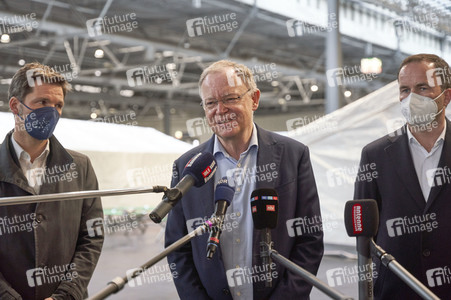 Stephan Weil besucht Unterkünfte für ukrainische Flüchtlinge in Hannover