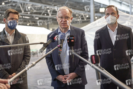 Stephan Weil besucht Unterkünfte für ukrainische Flüchtlinge in Hannover