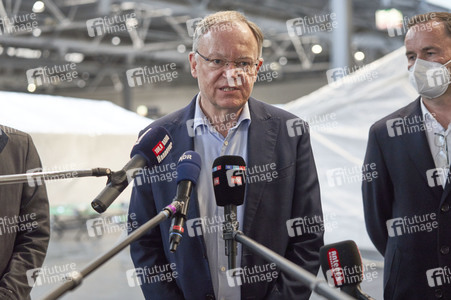 Stephan Weil besucht Unterkünfte für ukrainische Flüchtlinge in Hannover