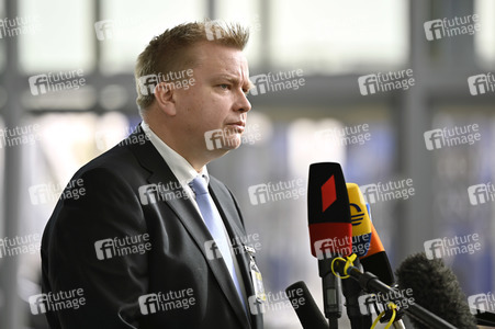 Pressestatement von Antti Kaikkonen im NATO Hauptquartier in Brüssel
