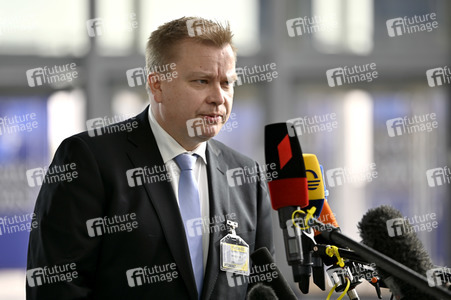 Pressestatement von Antti Kaikkonen im NATO Hauptquartier in Brüssel
