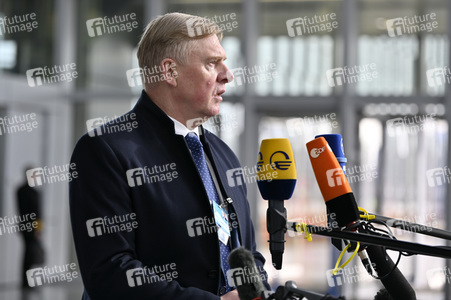 Pressestatement von Kalle Laanet im NATO Hauptquartier in Brüssel