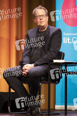 Thomas Hüetlin und Cem Özdemir auf der lit.Cologne 2022 in Köln