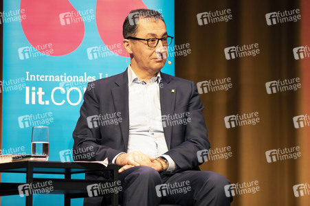 Thomas Hüetlin und Cem Özdemir auf der lit.Cologne 2022 in Köln