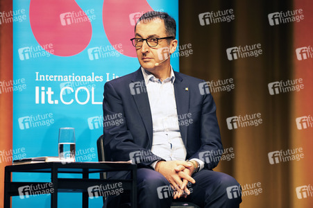 Thomas Hüetlin und Cem Özdemir auf der lit.Cologne 2022 in Köln