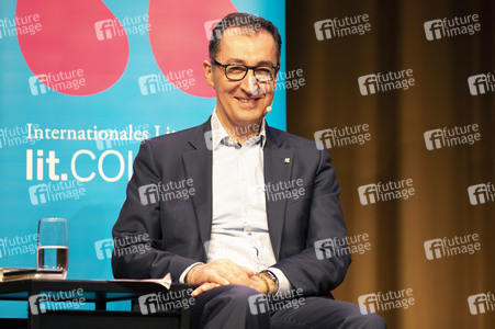 Thomas Hüetlin und Cem Özdemir auf der lit.Cologne 2022 in Köln