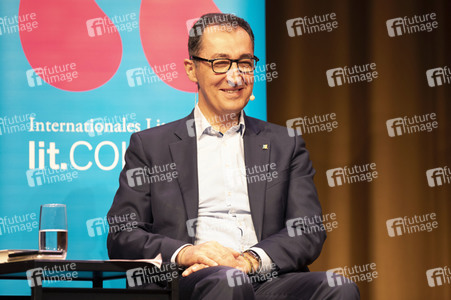 Thomas Hüetlin und Cem Özdemir auf der lit.Cologne 2022 in Köln