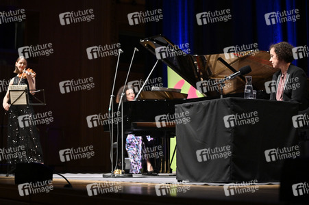 Franziska Hölscher, Marianna Shirinyan und Maria Schrader auf der lit.Cologne 2022 in Köln