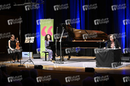 Franziska Hölscher, Marianna Shirinyan und Maria Schrader auf der lit.Cologne 2022 in Köln