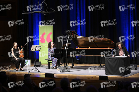 Franziska Hölscher, Marianna Shirinyan und Maria Schrader auf der lit.Cologne 2022 in Köln