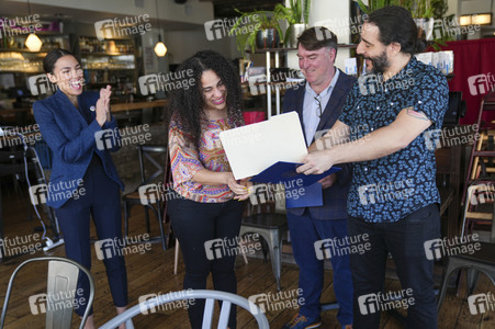 Alexandria Ocasio-Cortez ehrt Restuarant in New York