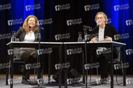 Elke Heidenreich und Marion Karausche auf der lit.Cologne 2022 in Köln