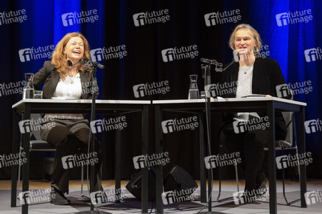 Elke Heidenreich und Marion Karausche auf der lit.Cologne 2022 in Köln