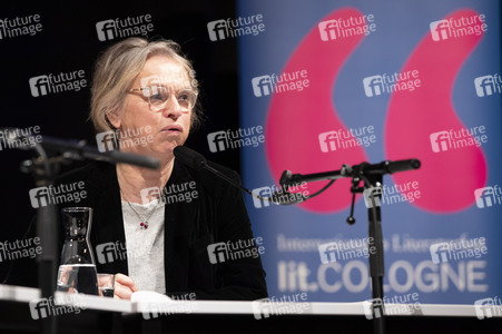 Elke Heidenreich und Marion Karausche auf der lit.Cologne 2022 in Köln