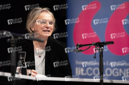 Elke Heidenreich und Marion Karausche auf der lit.Cologne 2022 in Köln