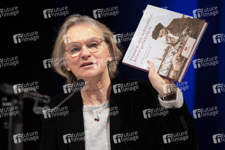 Elke Heidenreich und Marion Karausche auf der lit.Cologne 2022 in Köln