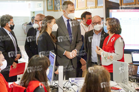 König Felipe und Königin Letizia besuchen den Ukraine-Krisenstab vom Roten Kreuz in Madrid