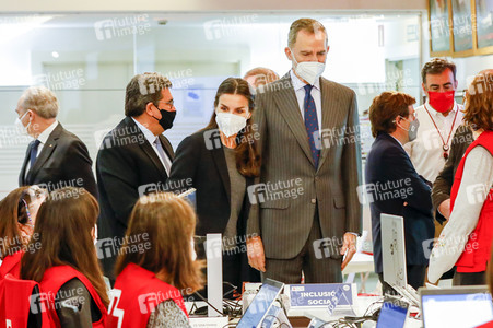 König Felipe und Königin Letizia besuchen den Ukraine-Krisenstab vom Roten Kreuz in Madrid