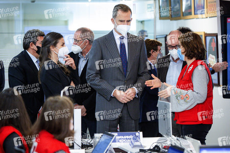 König Felipe und Königin Letizia besuchen den Ukraine-Krisenstab vom Roten Kreuz in Madrid