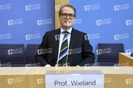 Bundespressekonferenz Vorstellung der aktualisierten Konjunkturprognose in Berlin