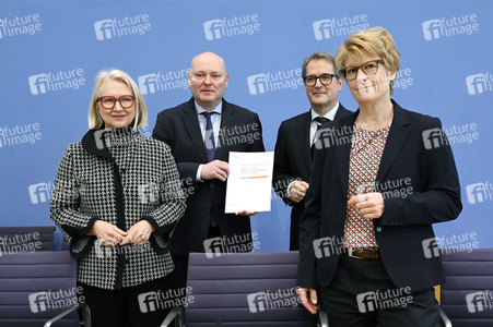 Bundespressekonferenz Vorstellung der aktualisierten Konjunkturprognose in Berlin