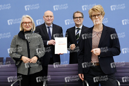 Bundespressekonferenz Vorstellung der aktualisierten Konjunkturprognose in Berlin